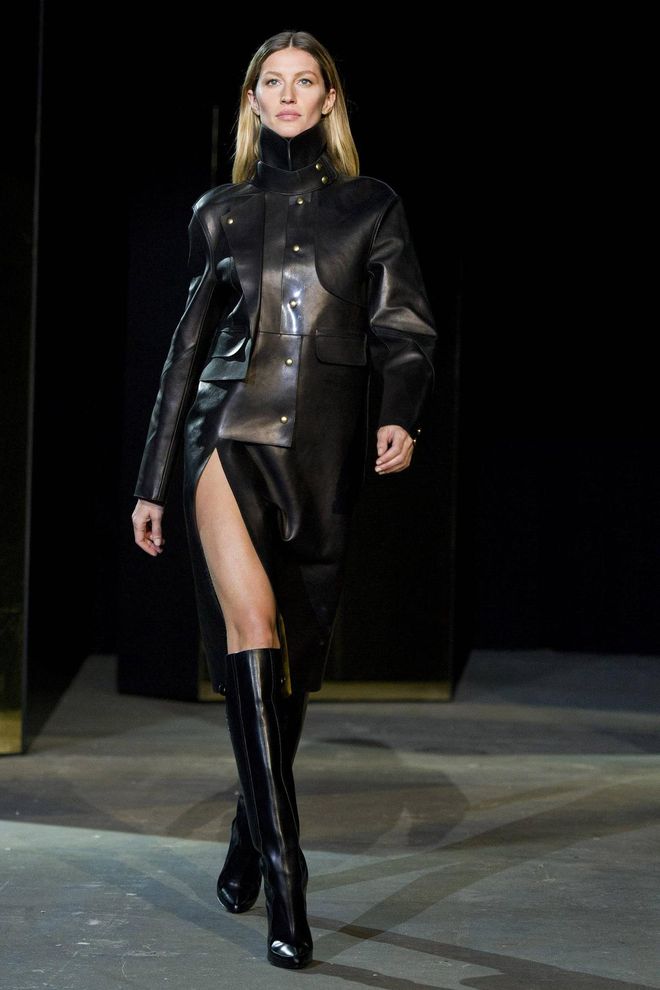 Mrs. Brady wore all black errything at Alexander Wang's fall '12 show