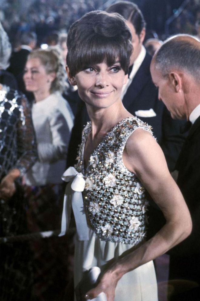 While Audrey Hepburn was largely staying out of the limelight to raise her family, she still made an appearance at the 1975 Oscars, relying on the old faithful, Givenchy, to create another memorable look.