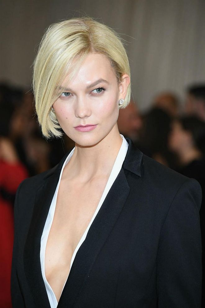 Kloss opts for a girl-next-door look with minimal makeup and gives it an edgy spin with her newly chopped do in blonde (Photo: Getty)
