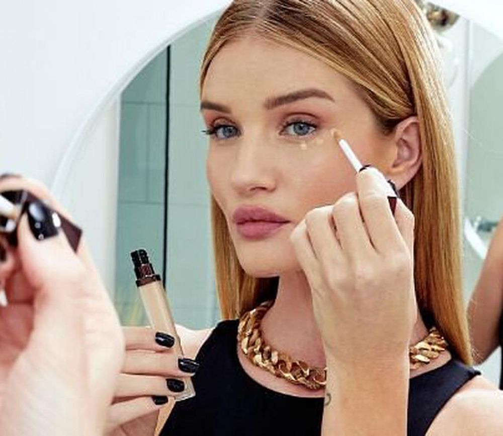 Rosie Huntington-Whitley Shares Tips On How To Look Good for Your Zoom Meetings