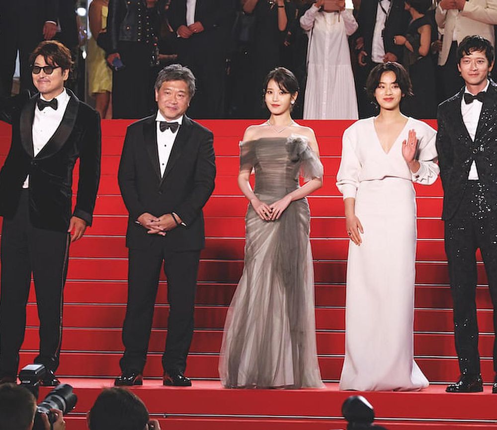 Hirokazu Kore-eda (second from left), director of South Korean film Broker, with cast members (from left) Song Kang-ho, IU, Lee Joo-young and Gang Dong-won on the Cannes Film Festival. (Photo: TPG Images)