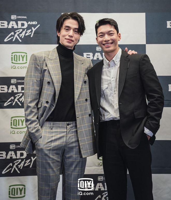 Actors Lee Dong-wook (left) and Wi Ha-joon at a press conference for 'Bad And Crazy', on Dec 13, 2021. (Photo: iQiyi)