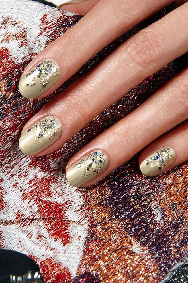Take a gold nail look one step further by diffusing a thick glittery top coat starting at cuticle.
@jinsoonchoi