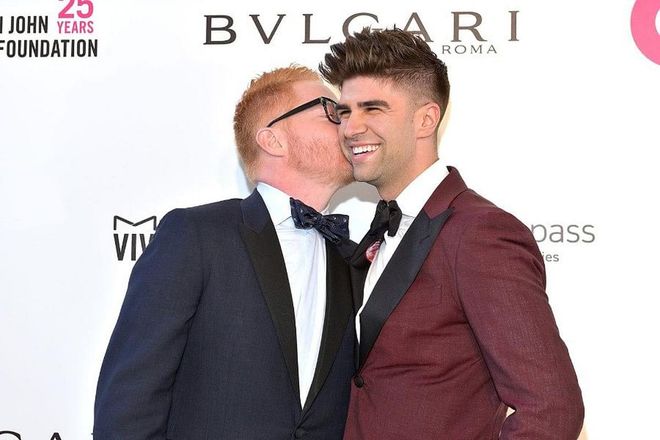 Jesse Tyler Ferguson laid a wet one on the cheek of husband Justin Mikita at the 26th Annual Elton John AIDS Foundation Academy Awards Viewing Party in 2018, and Mikita’s smile was contagious. Photo: Getty