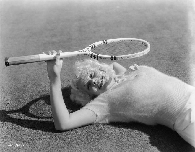 The 1930s sex symbol took a breather on the tennis court
Photo: Getty