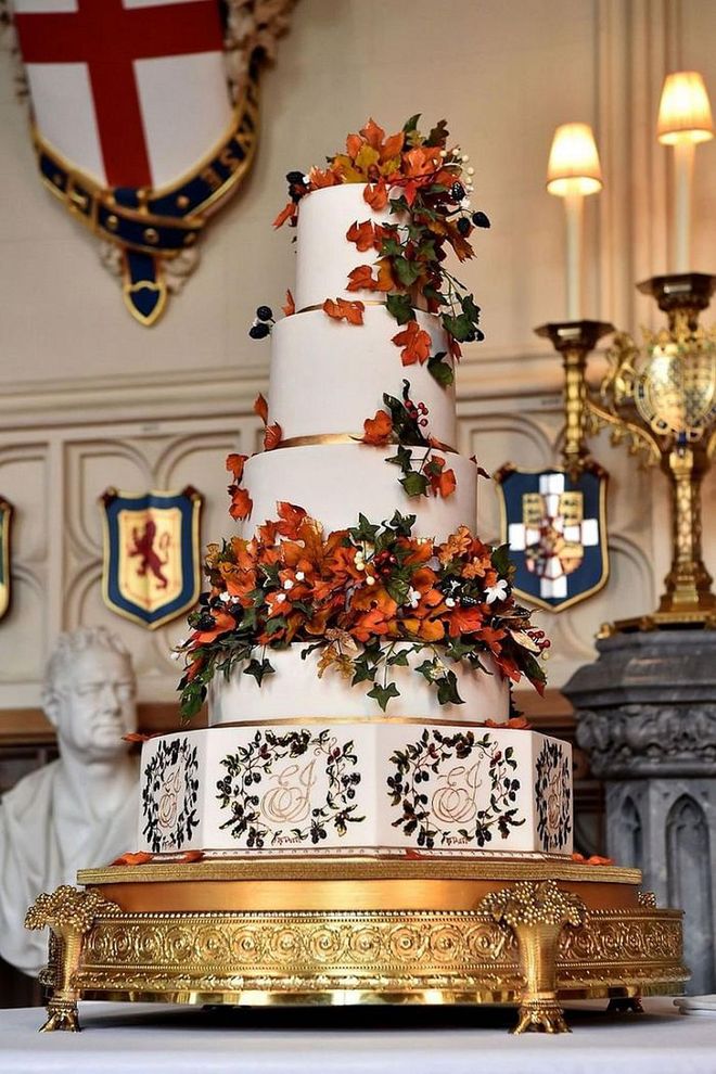 The 5-tier wedding cake featuring the couple's monogram and autumnal leaves.