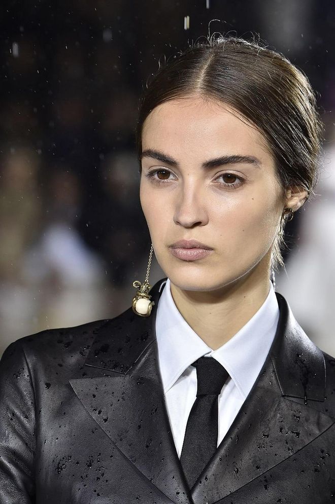 Dior focuses on cool tones and brows. Beef up the brows with a thickening brow gel and don't be afraid to fill it in, even extending the brow. Keep the skin satin-like and sculpt with cool contours. Photo: Getty 