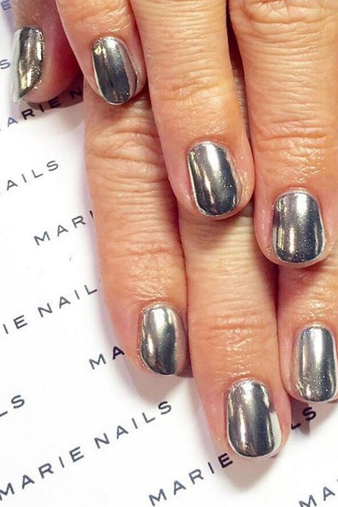 A high-shine mirrored finish looks sophisticated in a bright shade of silver.
@marienails
