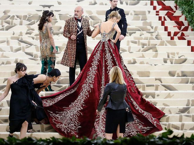 We already know that Blake Lively had to travel in a bus because her dress wouldn't fit in a car, but even once she was inside, the dress proved a logistical nightmare. Photo: Getty 