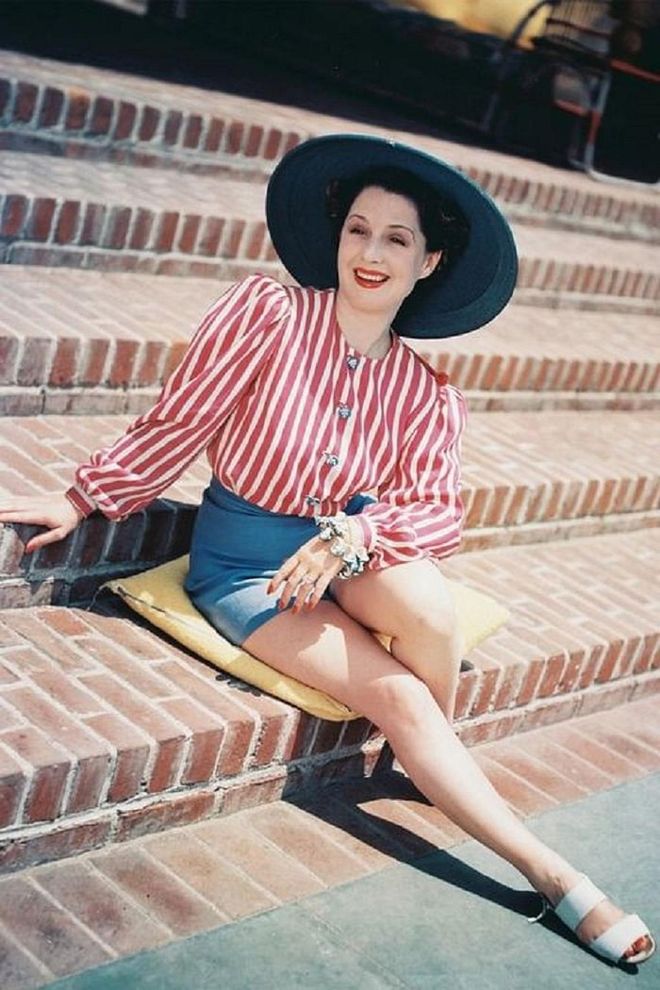 Canadian film actress Norma Shearer posing in a summer look.

Photo: Getty