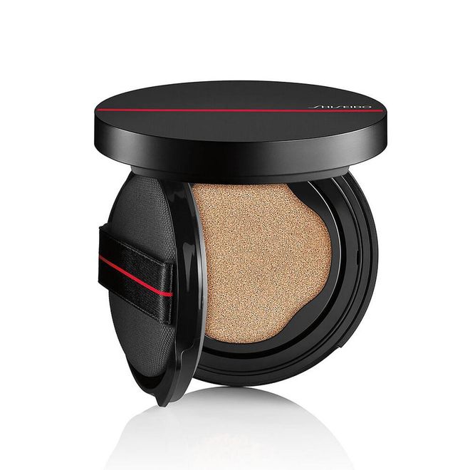 Unlike any other cushion in the market, it's lightweight yet surprisingly pigmented, boasts long-lasting medium coverage and keeps its fresh, dewy finish all day. And its ActiveForce Technology ensures it stays that way, making this flexible formula resistant to sweat, oil breakthrough and motion, so it doesn't crease or settle in your fine or expression lines. 