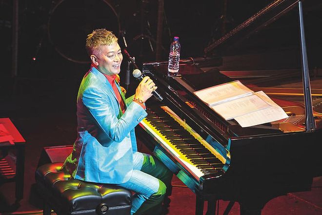 Lee performing at a concert in 2014 (Photo: Dick Lee)