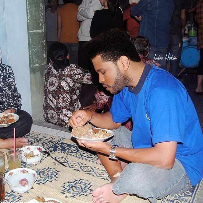 The Weeknd having a hearty homecooked Indonesian meal and eating with his hands no less. Like a true Indon!