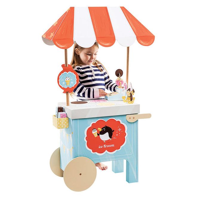 Who needs a lemonade stand when you can have an ice cream cart? Tots will love constructing this kitchen with the help of mum, before serving up mouthwatering “ice creams” to the family.