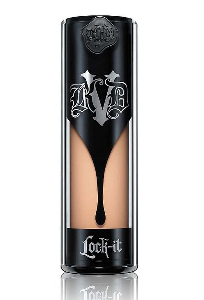 Formulated with natural polymers and elastomers, this waterproof foundation ensures a flawless, soft-focused finish that lasts as long as 24 hours. Plus, it also helps keep shine at bay while added emollients keep skin smooth and hydrated. 