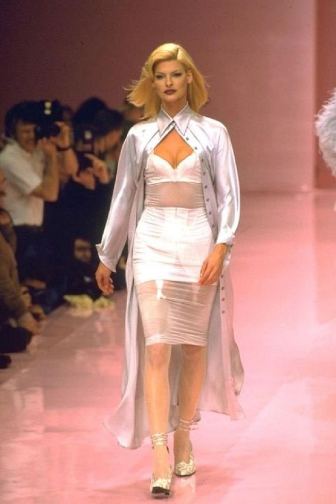 Chantal Thomas RTW Autumn/Winter 1995 fashion show. Photo: Getty 