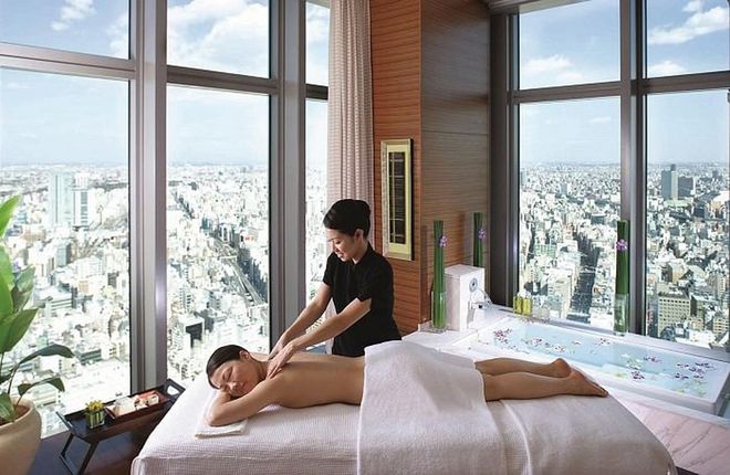 Enjoy panoramic views of Tokyo from your treatment suite 