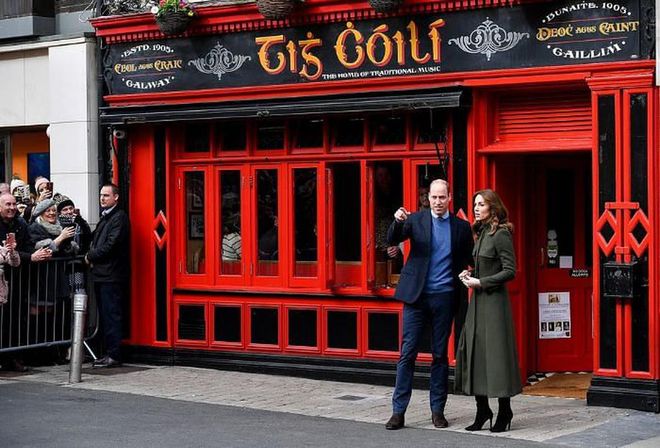 William and Kate stand outside Tig Coili pub in the Galway City Centre.

Photo: Getty