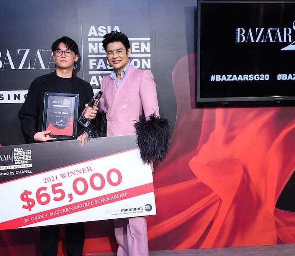 Justin Chua, winner of Harper’s BAZAAR Asia NewGen Fashion Award 2021 with Editor-In-Chief Kenneth Goh (Photo: Timothy Yap)