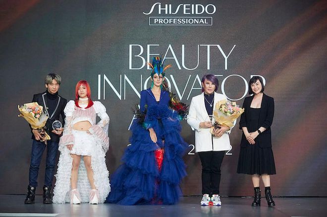 Harper’s BAZAAR Singapore’s Senior Beauty Editor and award presenter Arissa Ha (far right) with Sam Lim (far left) and Olson Tan (second from right), the respective winners of the Harper’s BAZAAR Singapore Readers’ Choice Award for the Real Creation and Art Creation categories. (Photo: Shiseido Professional)