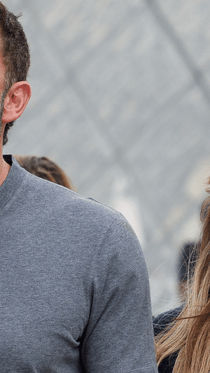Jennifer Lopez And Ben Affleck Kiss Passionately After Getting Dunkin' Donuts