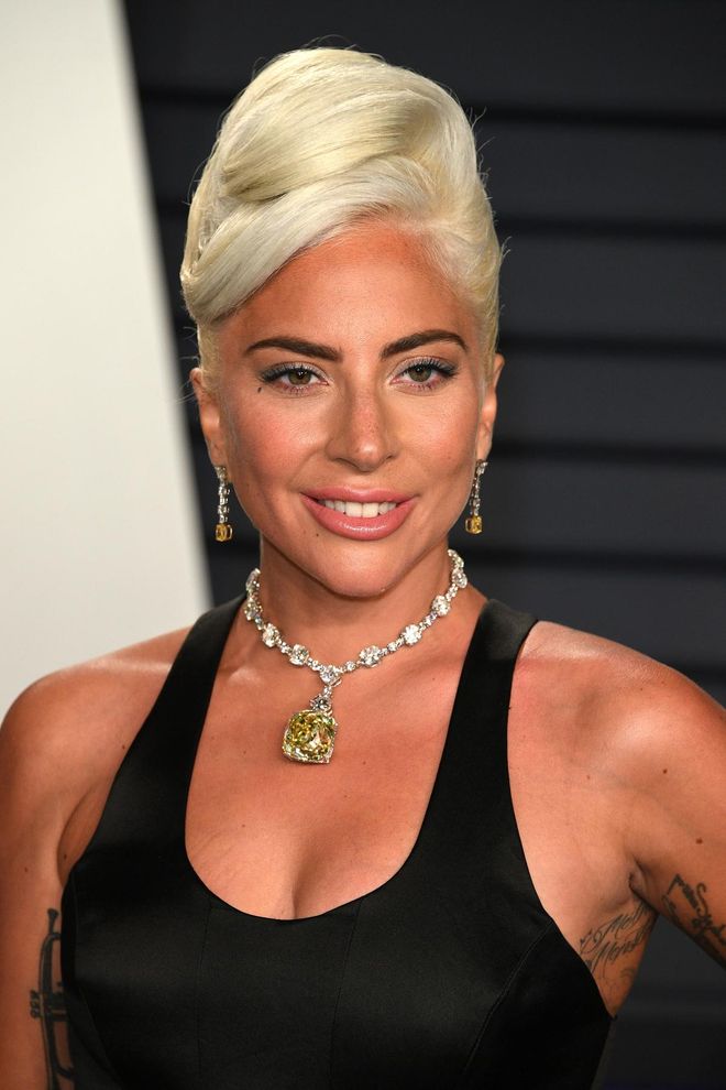 Lady gaga getting ready for the 2019 Oscars, wearing the 141-year-old Tiffany diamond. The last person to wear it was Audrey Hepburn while promoting Breakfast at Tiffany’s. The rare yellow diamond will be exhibited at the “VISION & VIRTUOSITY” exhibition.
Photo: Getty