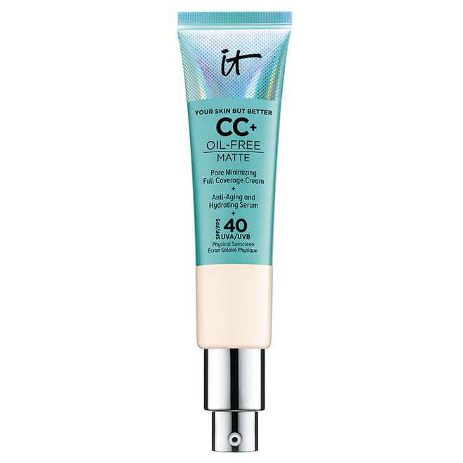 If you loved the skin-perfecting properties of IT Cosmetics’ original CC+ Cream, but wished it helped control shine better, this is your dream come true. Featuring the same skin-regenerating benefits, thanks its formula of snail mucin extract, botanical extracts, niacinamide, glycerin and peptides, this version provides a matte finish to give your makeup flawless. It is also enriched with Canadian Colloidal Clay and Moroccan Lava Clay to absorb excess shine so your complexion stays velvety smooth throughout the day.