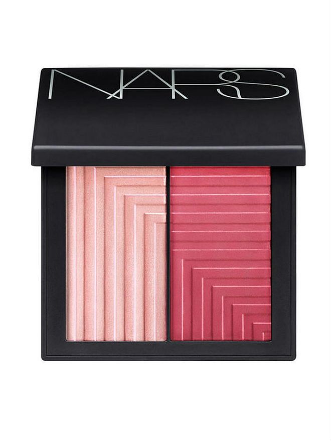 With two complementary shades, this powder blush can be applied with a wet or dry brush, depending on your desired effect. Once set, it lasts through humidity and heat. 
