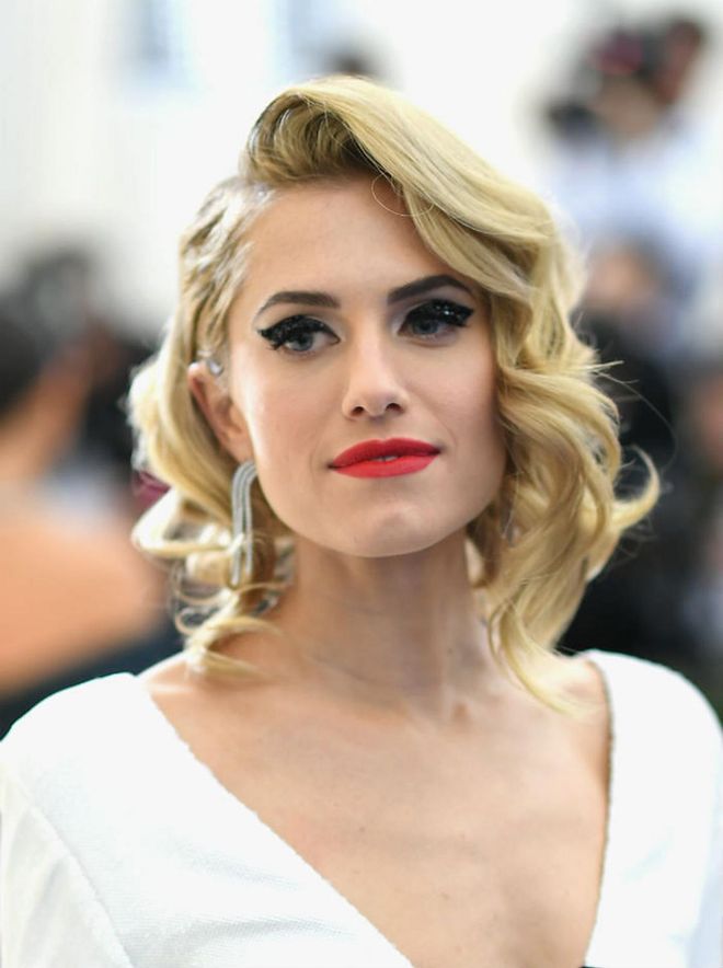 Channeling old Hollywood glamour, Williams made the look modern with a defined wing tip. She also played up her plump lips with scarlet lips with a touch of coral. The look was completed with her golden locks framing her face in loose curls. 