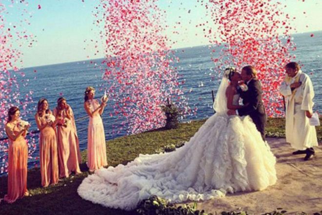 June 2016 Giovanna Battaglia married Swedish realtor Oscar Englebert on a hilltop ceremony in Capri wearing a custom Alexander McQueen corset dress.
