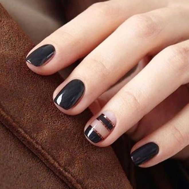 A complementary accent nail helps break up a dark manicure.
@oliveandjune
