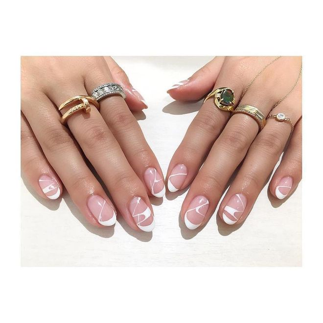 Like a traditional French manicure, except so much cooler. Photo: @macokwsk