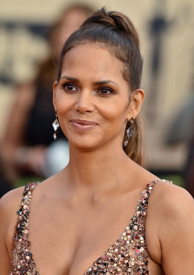 LOS ANGELES, CA - JANUARY 21:  Actress Halle Berry attends the 24th Annual Screen Actors Guild Awards at The Shrine Auditorium on January 21, 2018 in Los Angeles, California.  (Photo by Axelle/Bauer-Griffin/FilmMagic)