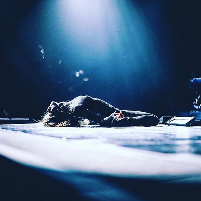 Annnd we're back with this very Flashdance-inspired Selena Insta. Another epic shot from her "Revival" tour.