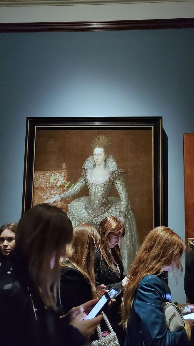 Fashion in the Renaissance Age (on the wall) versus fashion in the digital age (in the foreground).