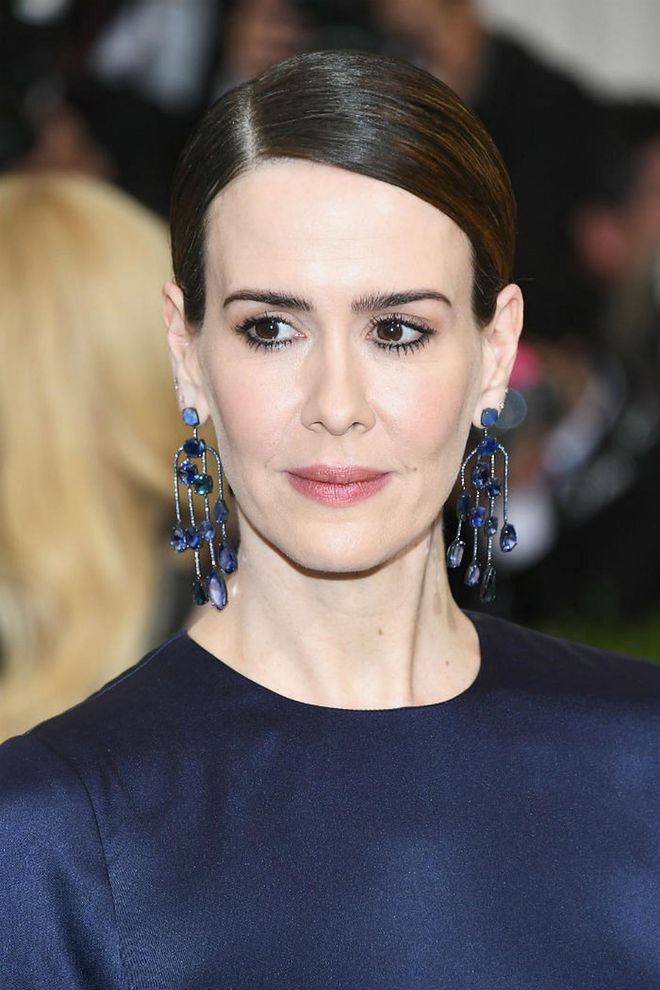 Paulson's features were well defined with simple makeup, making her look regal and sophisticated (Photo: Getty)