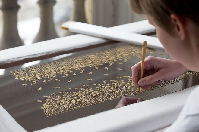 The embroidery was created by the renowned Vermont atelier in Paris, who designed ears of wheat and wild flowers in antique gold thread.