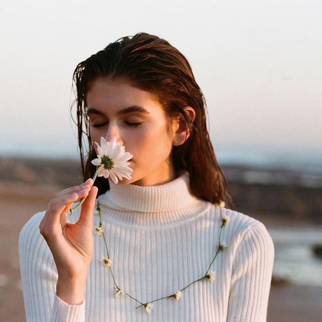 "Loves me, loves me not" - that's the question asked by Kaia Gerber in the campaign for Marc Jacobs' newest fragrance, Daisy Love. The young supermodel is joined by models Aube Jolicouer and Faith Lynch in the advert, which transports the viewer from the franchise's traditional garden setting to the beach at sunset.

Photo: Instagram