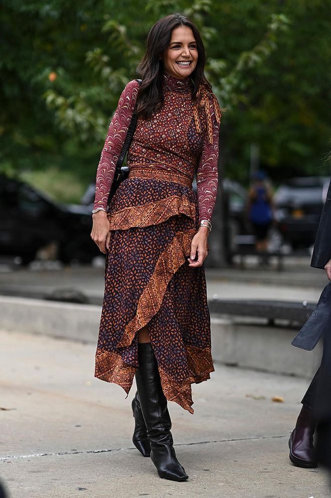 NEW YORK, NEW YORK - SEPTEMBER 11: Katie Holmes is seen wearing a brown Ulla Johnson dress outside the Ulla Johnson show during New York Fashion Week S/S 2023 on September 11, 2022 in the borough of Brooklyn, New York. (Photo by Daniel Zuchnik/Getty Images)