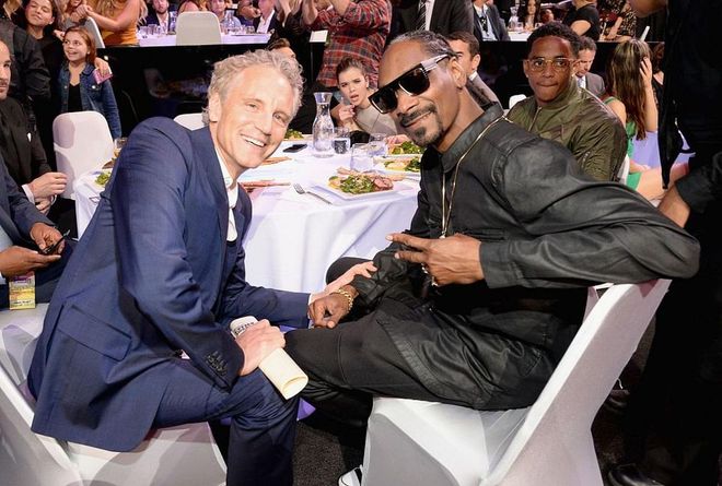 When in the background of a Snoop Dogg photo, always photobomb it. Photo: Getty 