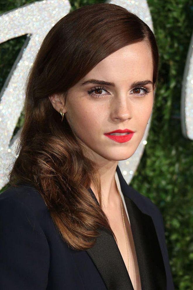 Slick in the front and wavy in the back, this side-swept style looks both classically elegant and youthful.