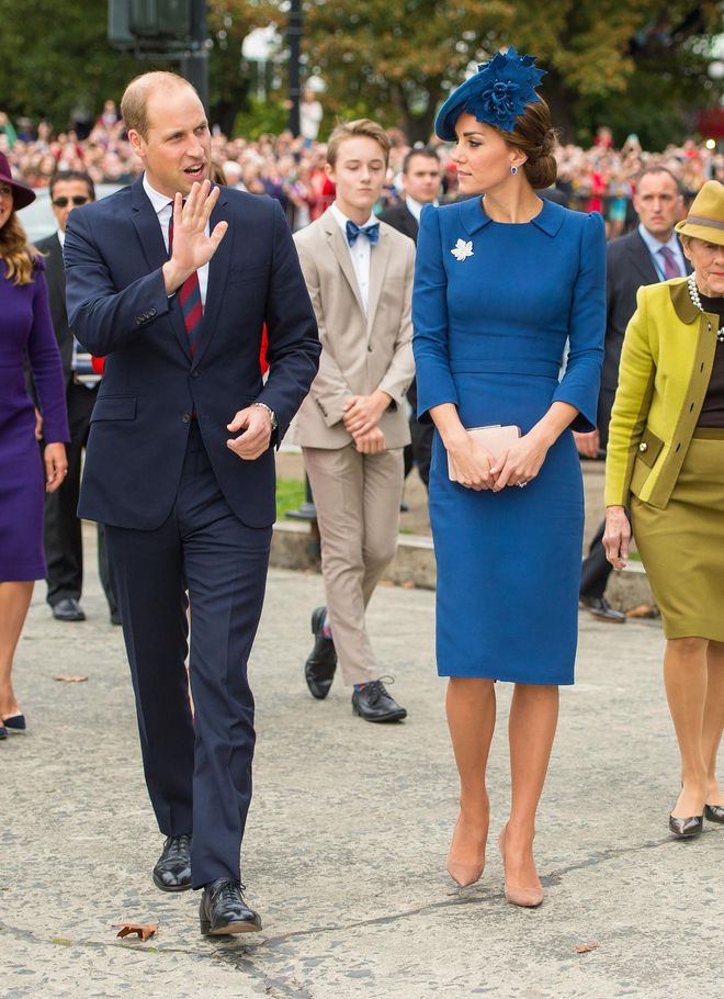 Kate wore a blue Jenny Packham dress, adorned with the Queen's platinum and diamond maple leaf brooch, and a matching fascinator hat by Sylvia Fletcher that also featured subtle maple leaf details as an ode to her destination. She completed the elegant ensemble with a pair of nude suede Gianvito Rossi pumps and an L.K. Bennett clutch. Photo: Getty