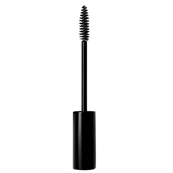 Clay minerals lock in the curled effect without causing your lashes to feel stiff and flaky.