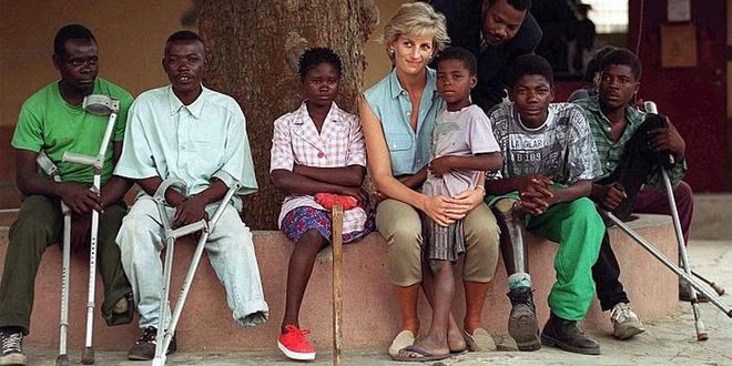 Diana visiting with injured children in Angola, 1997. Photo: Getty 