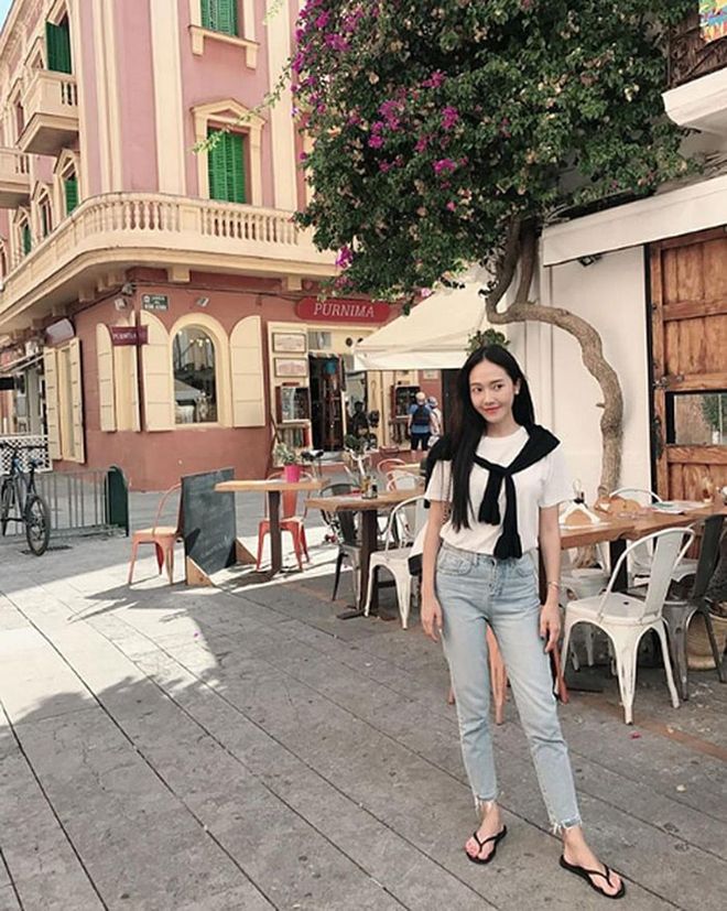 As the most casual getup for Jung's standards, Jessica dresses up a t-shirt, jeans and flip-flops with a cardigan on her shoulders. 
Photo: Instagram