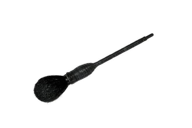 Its shape fits facial contours perfectly and soft goat bristles pick up and diffuse colour effortlessly.