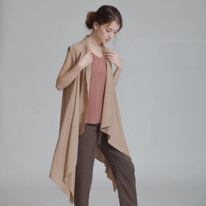 Derived from Latin, Esse means “existence”, a word that invites us to be aware and discerning. That’s the philosophy of the brand — to create timeless designs made from sustainable materials. Made from organic cotton in a gorgeous shades, their fluid pieces are soft, billowy, and full of movement.
Photo: Instagram