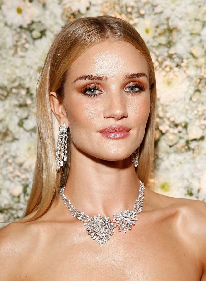 For a festive take on the neutral nude eye, replicate Rosie Huntington-Whiteley's copper make-up using the bareMinerals Gen Nude Eyeshadow Palette in Copper Muse. Photo: Getty