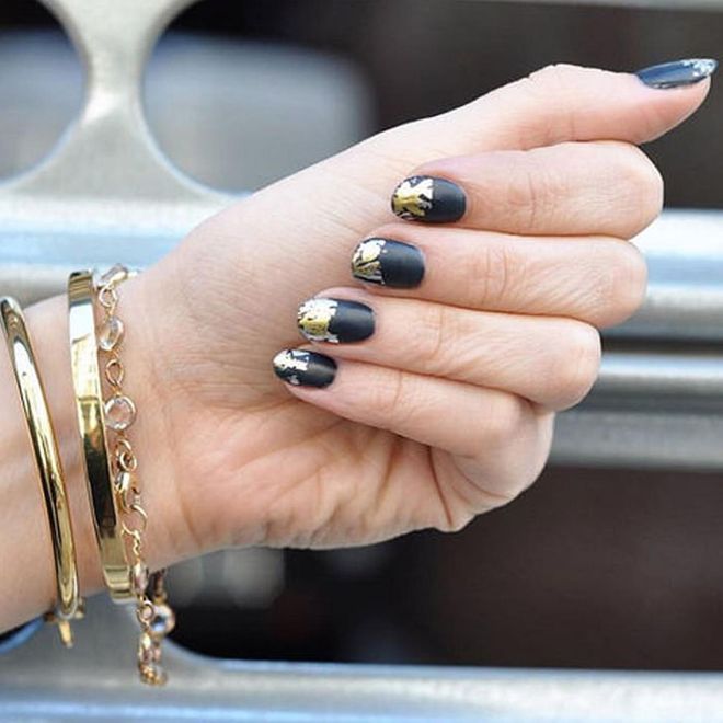 Brighten up a matte black base with imperfectly placed gold foil.
@paintboxnails