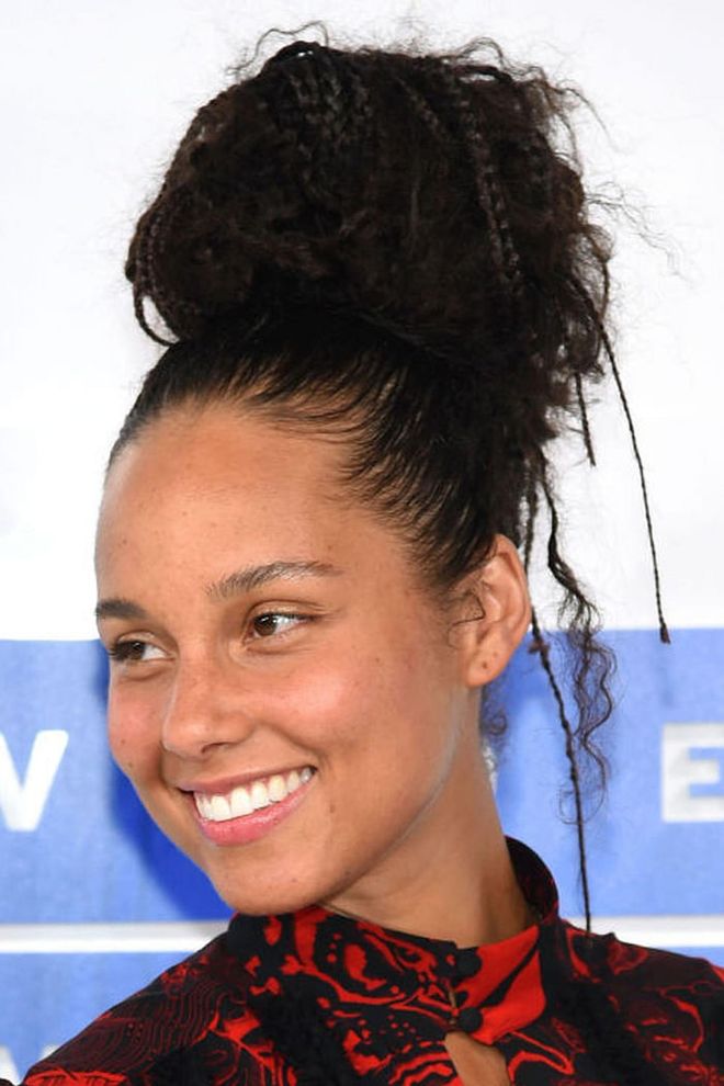 Going completely bare-faced, Keys continues her makeup-free streak and suffice it say, we're in awe of her flawless complexion.
